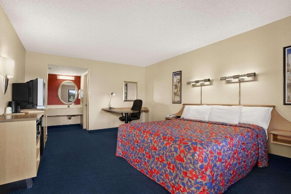 Days Inn by Wyndham Buena Park image 5