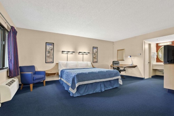 Days Inn by Wyndham Buena Park image 9